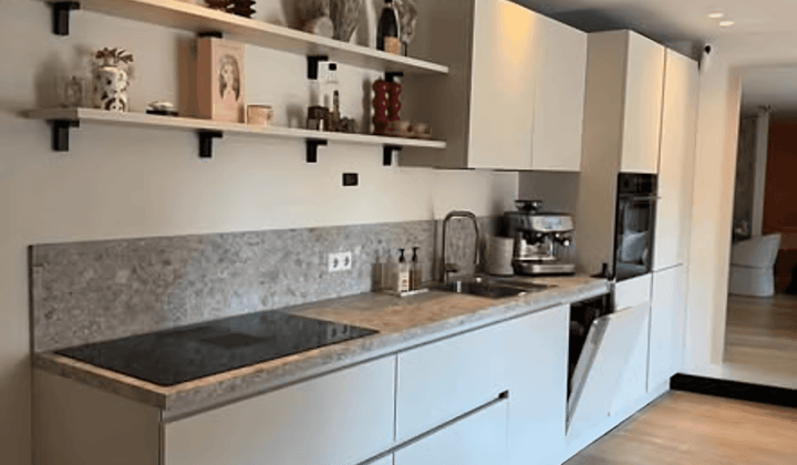 Studio · €800,-