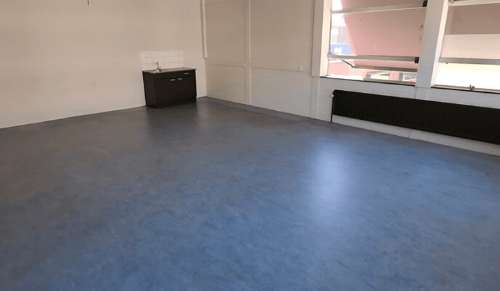 Bedrijfsruimte · 100 m² · €300,-