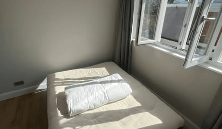 Studio · €800,-