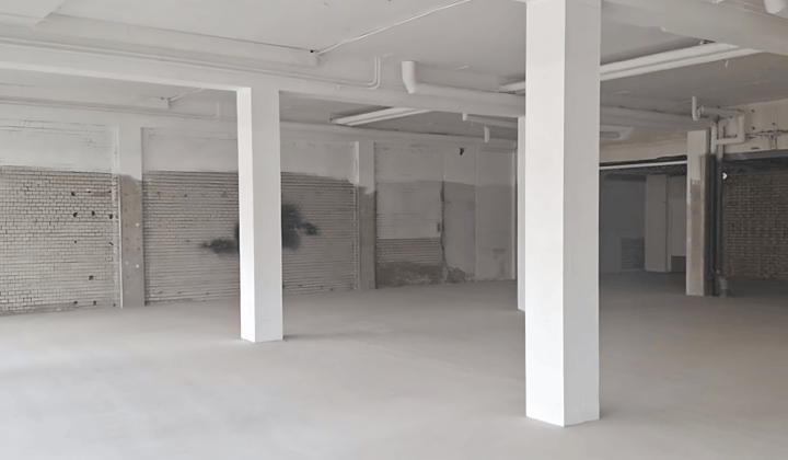 Bedrijfsruimte · 318 m² · €350,-