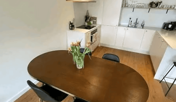 Studio · €800,-