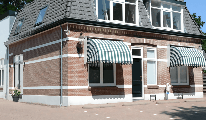 Gestoffeerd appartement met tuin en parkeerplaats
