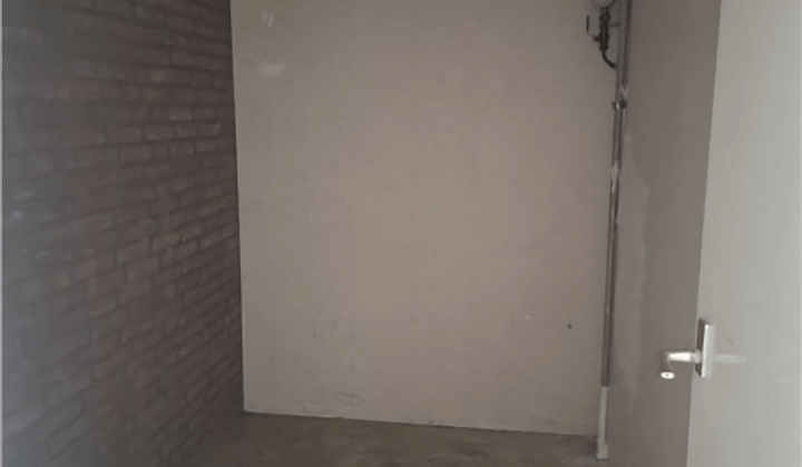 Flatwoning met balkon en nette keuken