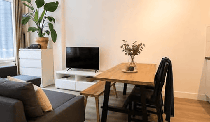 Studio · €800,-
