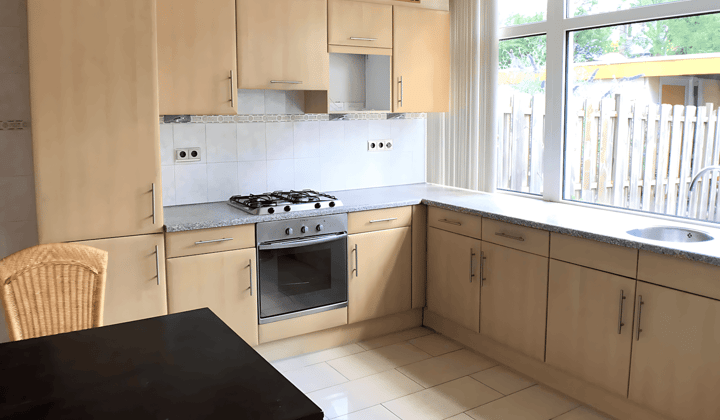 Huis · 100 m² · €3350,-