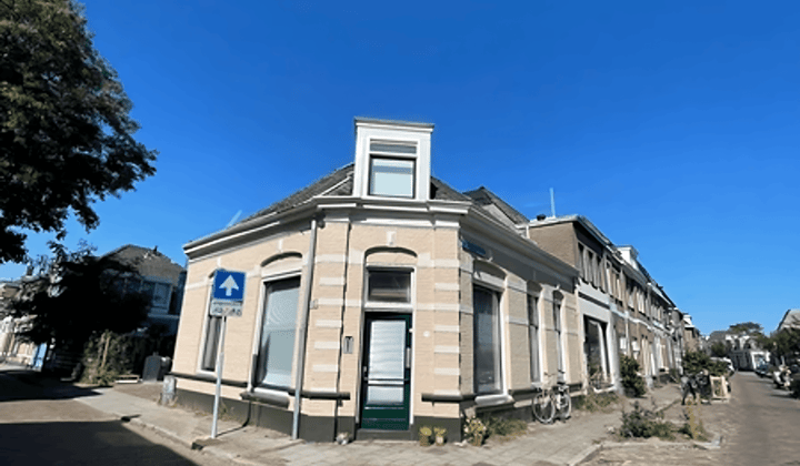 Kamer · 42 m² · €896,-