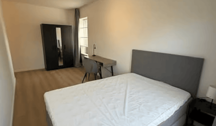Studio · €800,-