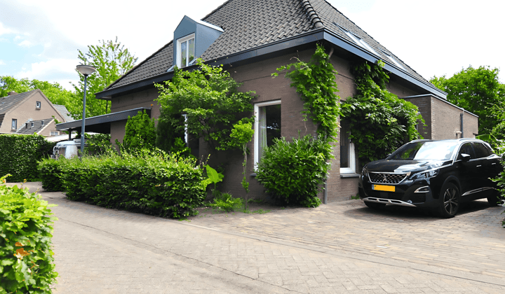Huis · 306 m² · €3400,-