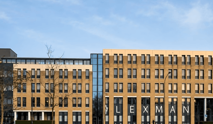 Studio met balkon en inloopdouche voor werkenden