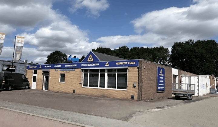 Bedrijfsruimte · 600 m² · €2250,-