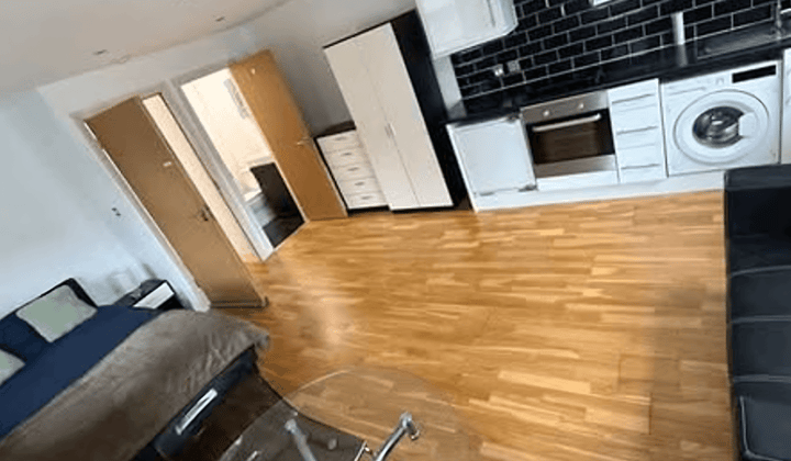 Studio · €800,-