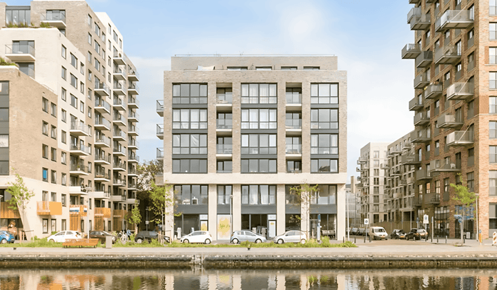 Gestoffeerd appartement met tuin en parkeerplaats