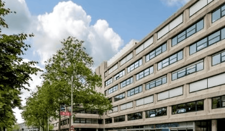 Kantoorruimte met hoogwaardige inbouw en parkeergelegenheid