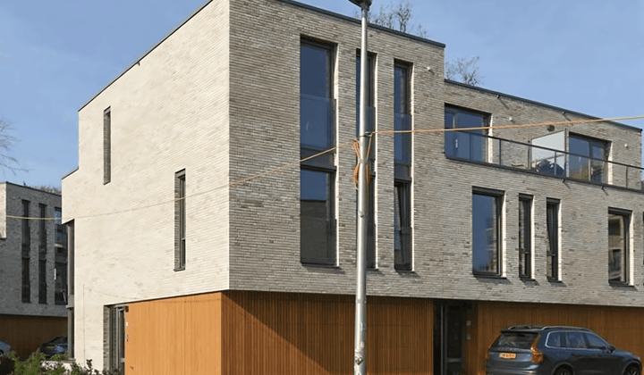 Gestoffeerde hoekwoning met tuin en inpandige garage