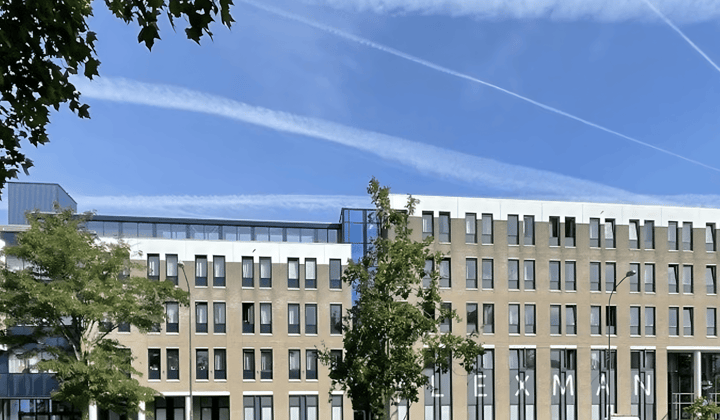 Studio met balkon en inloopdouche voor werkende