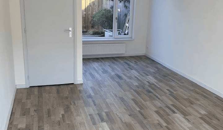 Gestoffeerde studio met eigen tuin en privé berging