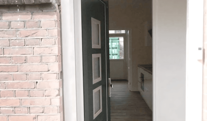 Gestoffeerd appartement met tuin en luxe badkamer