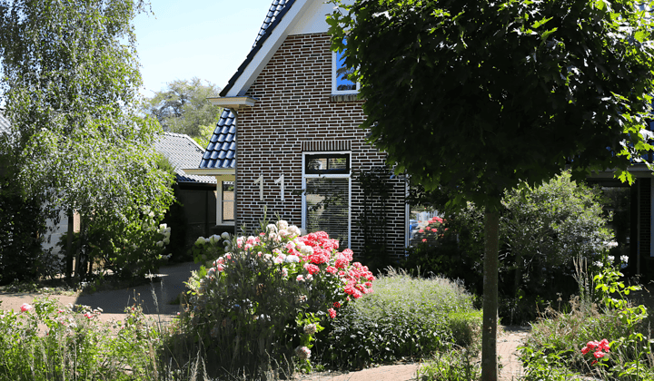 Huis · 1210 m² · €4000,-