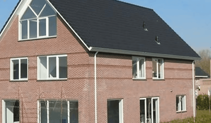 Gemeubileerde studiokamer met wasmachine en tuinzicht
