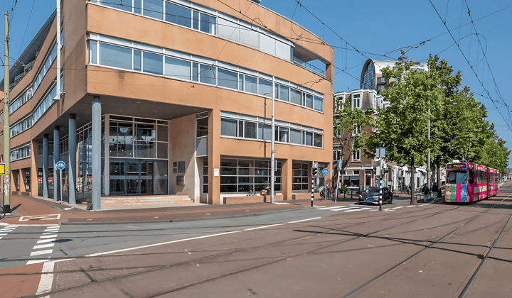 Kantoorruimte met parkeergelegenheid en exclusieve prijs
