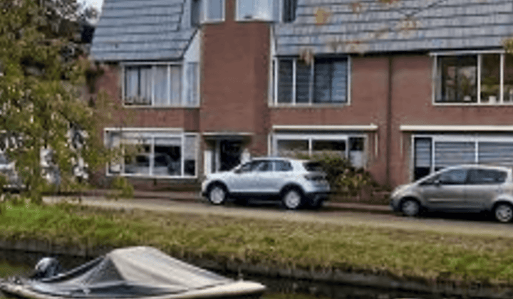 Gemeubileerd appartement met balkon en tuin, 2 slaapkamers, inclusief parkeren