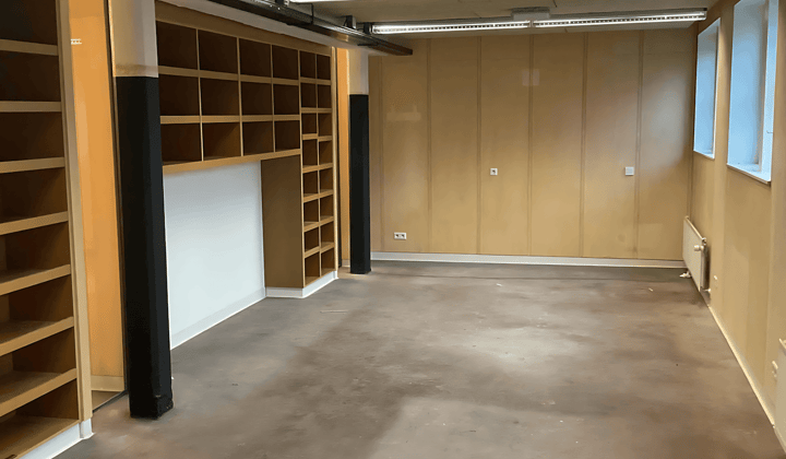 Bedrijfsruimte · 30 m² · €305,-