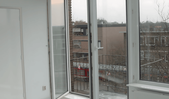 Gestoffeerd kaal appartement met balkon en wifi