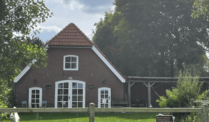 Gemeubileerd appartement met tuin en één slaapkamer