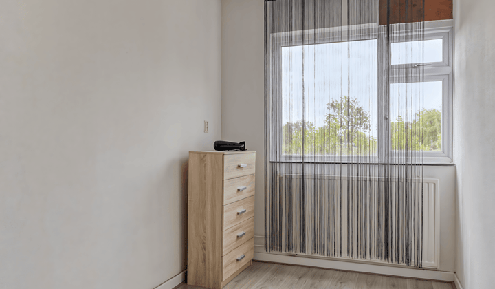 Kaal kamer met tuin en parkeergelegenheid