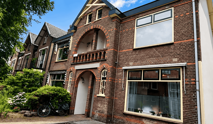 Tijdelijke gestoffeerde twee-onder-een-kapwoning met tuin en parkeergelegenheid