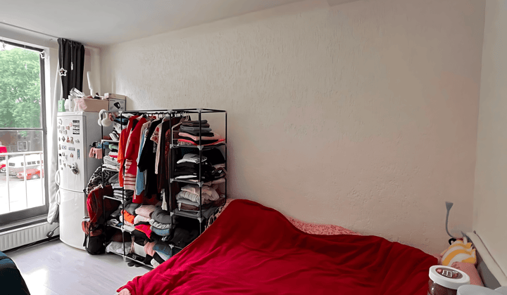 Kale studentenkamer met tuin en wasmachine