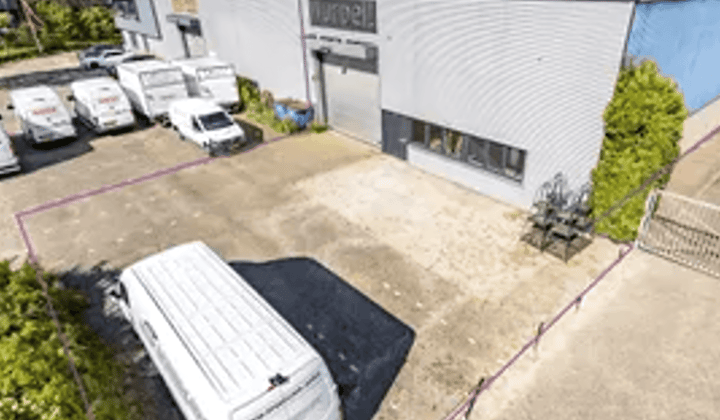 Bedrijfsruimte · 365 m² · €4000,-