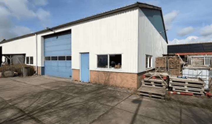 Bedrijfsruimte · 630 m² · €2500,-