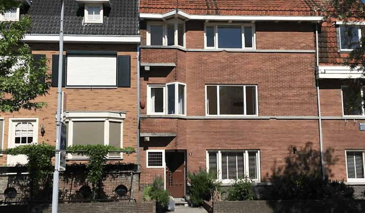 Gestoffeerde studentenkamer met gedeelde voorzieningen