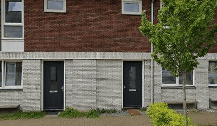 Ruime huis met tuin, balkon en parkeerplaats