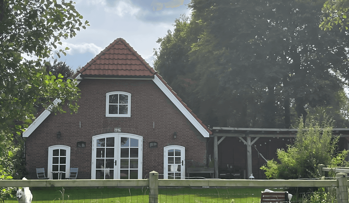 Gemeubileerd appartement met tuin en vrij uitzicht
