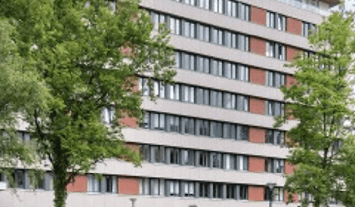 Modern appartement met balkon en tuin