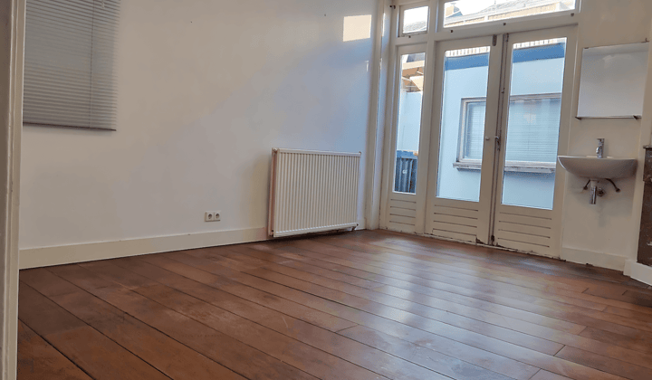 Kaal Kamer met Gedeelde Voorzieningen