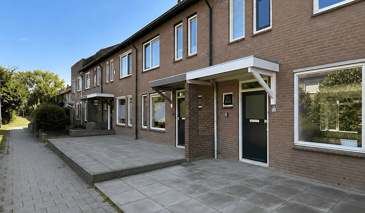 Tussenwoning met achtertuin en garagebox, gestoffeerd