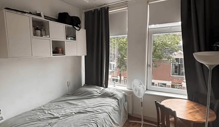 Mannelijke kamer met balkon en gedeelde voorzieningen