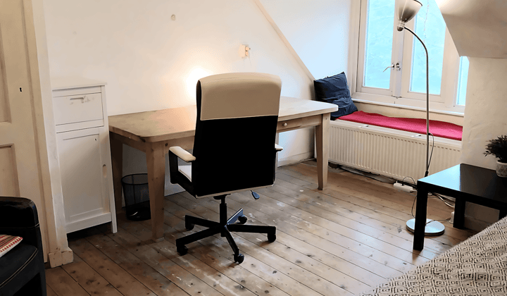 Kamer · 210 m² · €1000,-