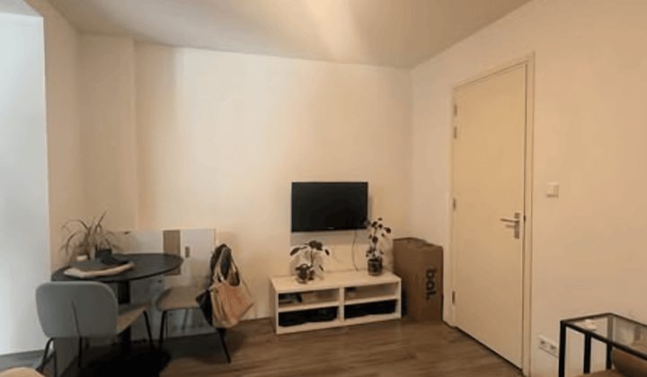 Studio · €800,-