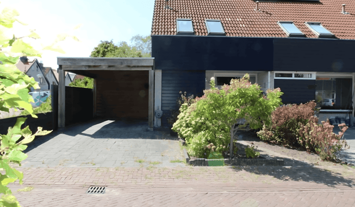 Gemeubileerde eengezinswoning met tuin en parkeerplaats