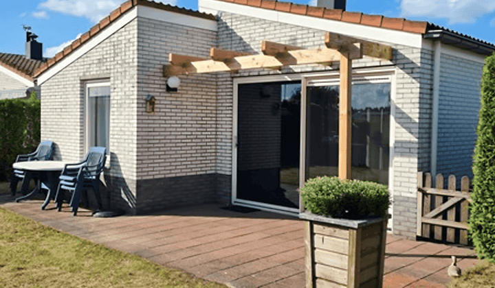 Gemeubileerde bungalow met tuin en parkeerplaats