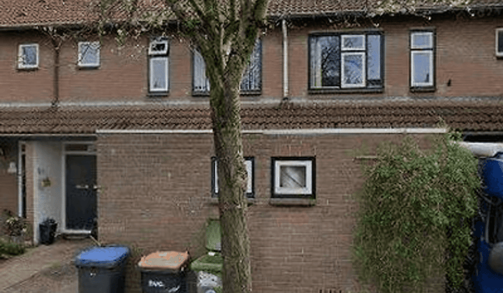 Ruime eengezinswoning met tuin en privéparkeerplaats