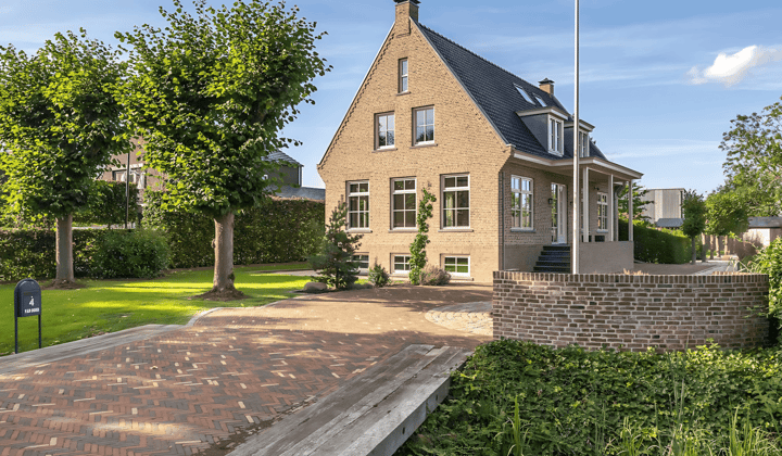 Vrijstaande villa met zeven slaapkamers en tuin