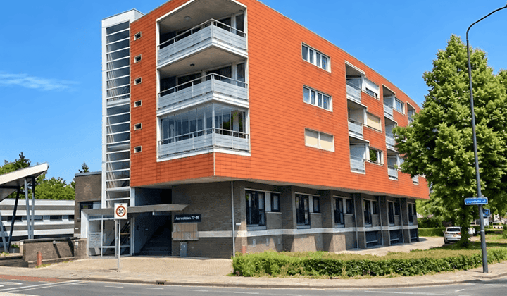 Gemeubileerd appartement met parkeerplaats en inloopdouche