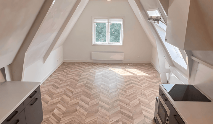Gemeubileerd appartement met parkeerplaats en regendouche