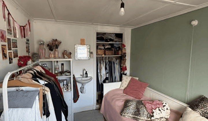 On gemeubileerde kamer met tuin en wasmachine