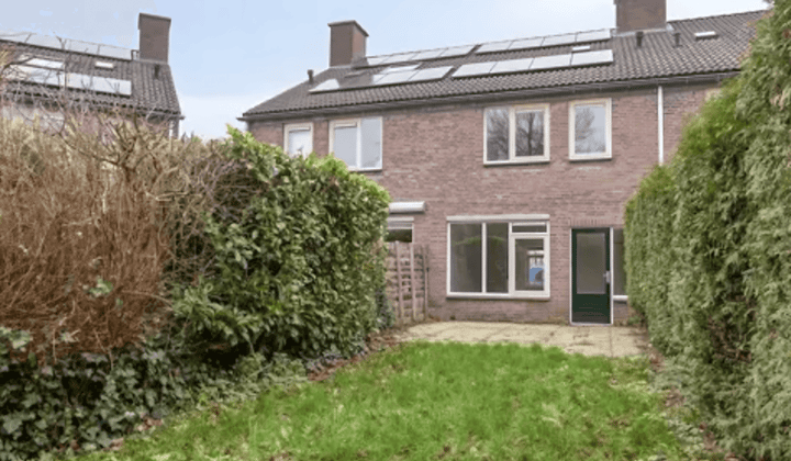 Eengezinswoning met tuin en parkeerplaats
